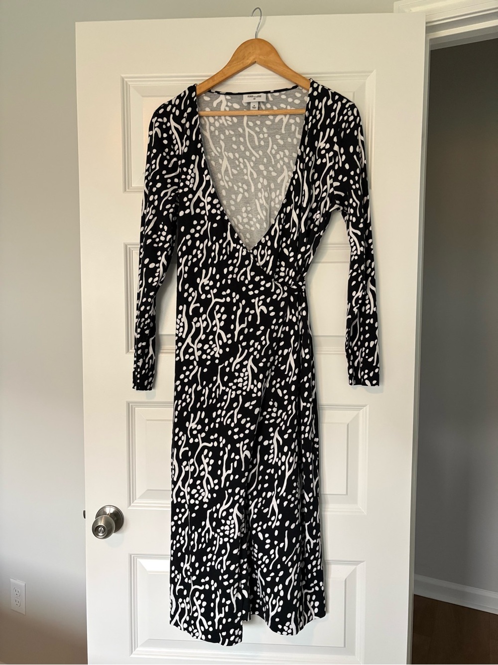 Diane Von Furstenberg Black and White Long Sleeve Abstract Wrap-Style Dress